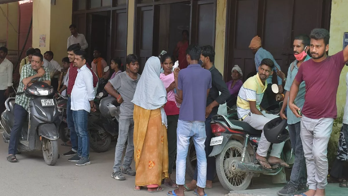 मरीज दर्द से कराहते रहे, मिन्नत करते रहे स्वजन, स्वरूपरानी नेहरू चिकित्सालय में नहीं पसीजा किसी का दिल