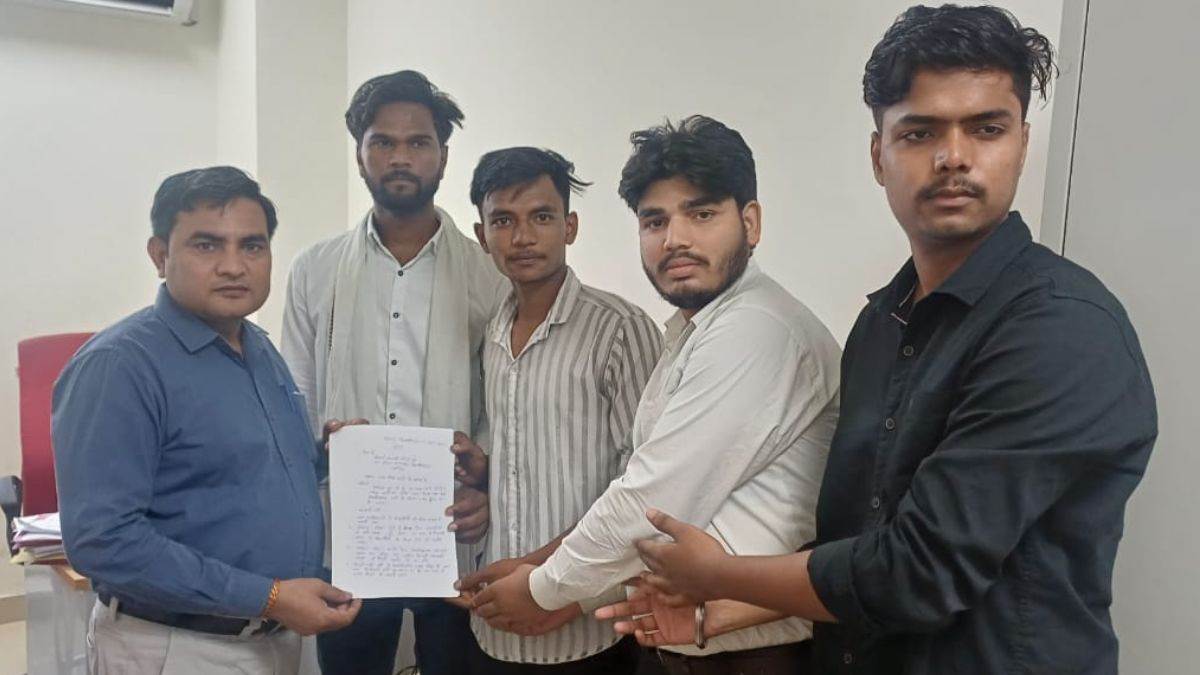https://www.jagranimages.com/images/newimg/24092025/24_09_2025-students_to_deputy_registrar_24058371.jpg
