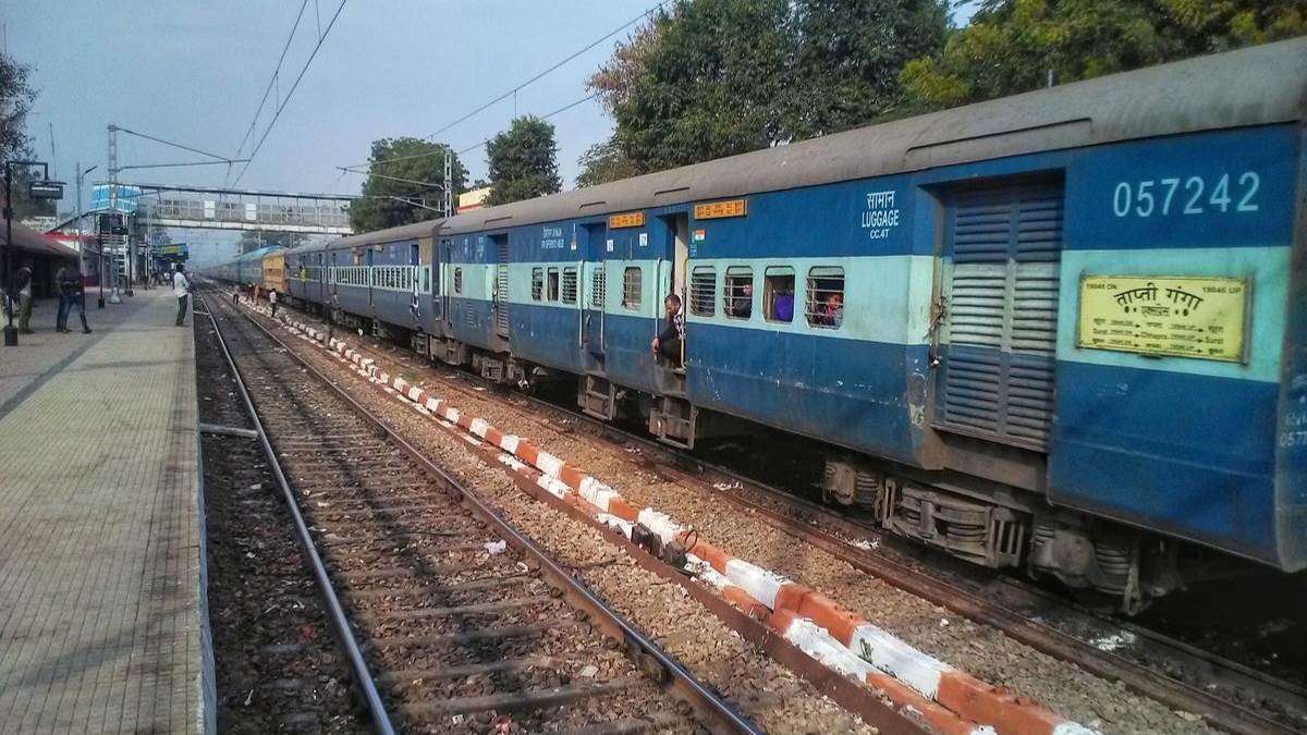 https://www.jagranimages.com/images/newimg/24092025/24_09_2025-train_24058973_222856348.jpg
