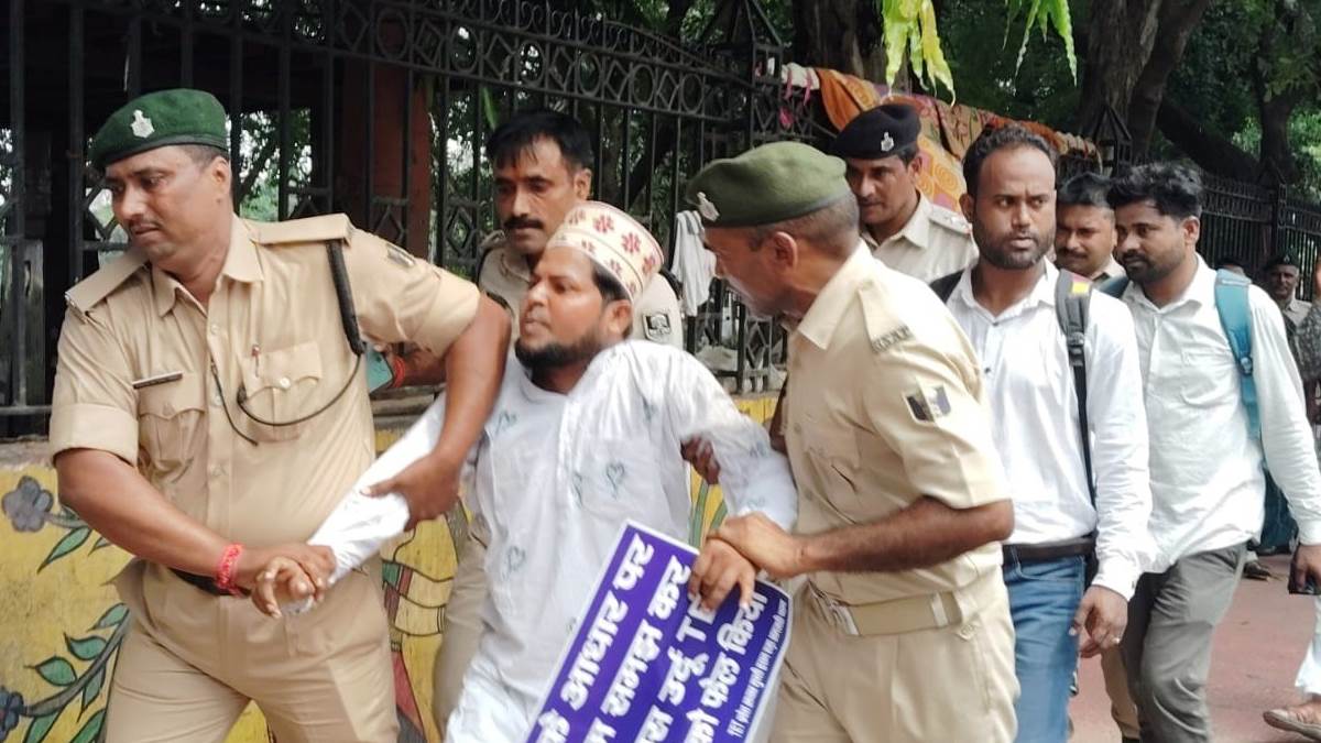 https://www.jagranimages.com/images/newimg/24092025/24_09_2025-urdu_tet_protest_24058628.jpg