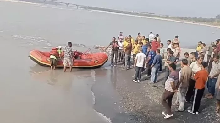 यमुना नदी में बहे युवकों की तलाश में जुटी टीमें। जागरण
