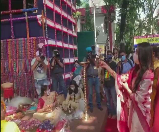 Video: टीएमसी सांसद नुसरत जहां ने दुर्गा अष्टमी पर की पूजा, डांस किया और बजाया ढांक