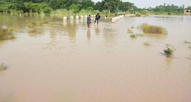कासिमपुर में आई बाढ़, गांव खाली करने को मुनादी