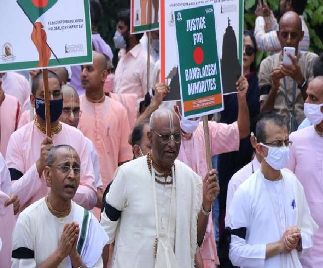 विरोध प्रदर्शन के दौरान 'जस्टिस फार बांग्लादेश माइनारिटीज' और 'प्रोटेक्ट अवर टेंपल इन बांग्लादेश' लिखे हुए पोस्टर देखे गए