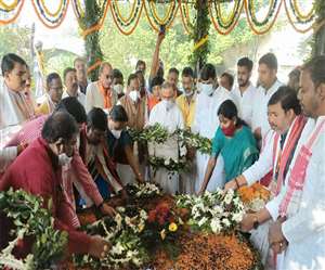 Jharkhand News, BJP Jharkhand सभी नेता रव‍िवार को कोकर स्थित भगवान बिरसा मुंडा की समाधि स्थल पर पहुंचे।