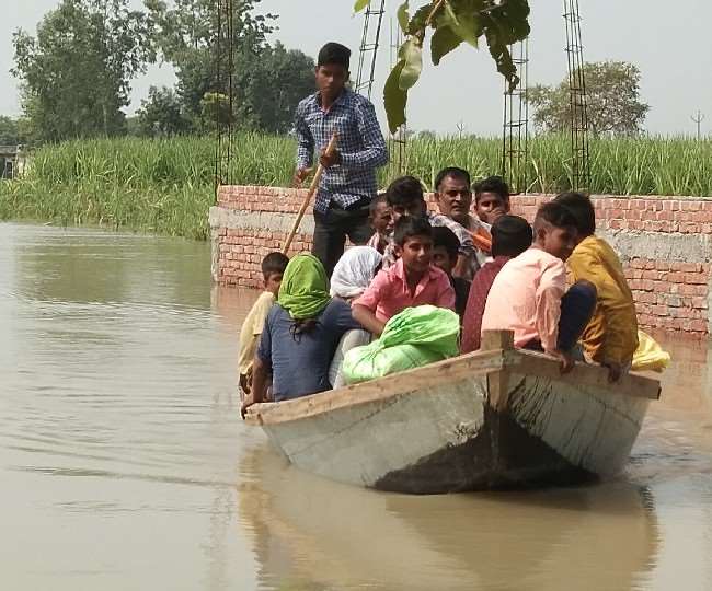 फर्रुखाबाद, कन्नौज और उन्नाव में गंगा का पानी बढ़ने से तेज हुई कटान के कारण चिंता बढ़ गई है।