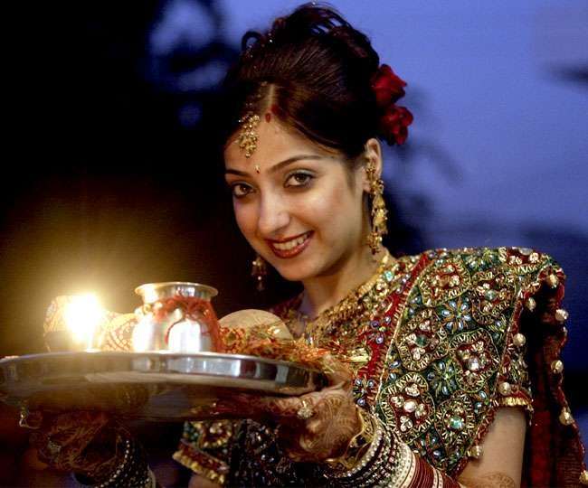 Karva Chauth 2021: करवा चौथ व्रत शुरू, जानिये- व्रत पूजा के साथ आपके शहर में चांद निकलने का समय