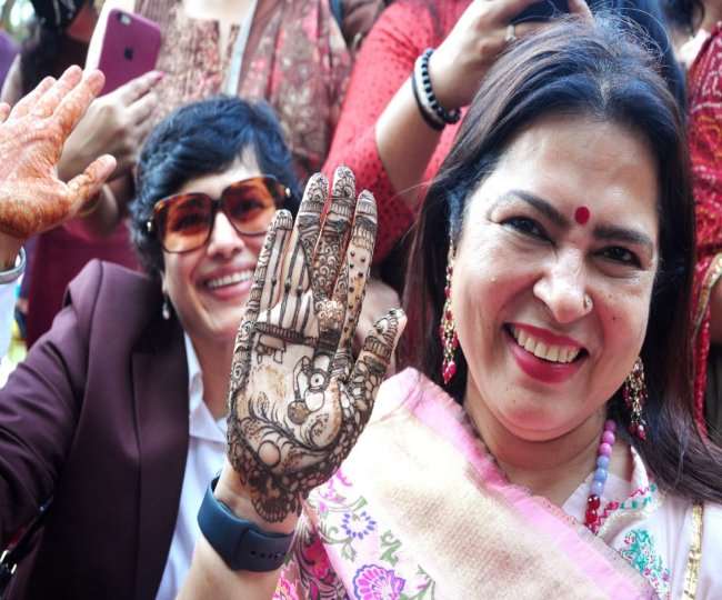 पीएसओआइ क्लब के लान में मेहंदी लगे हाथ को दिखातीं केंद्रीय विदेश राज्य मंत्री मीनाक्षी लेखी ’ध्रुव कुमार
