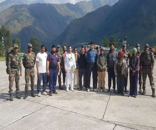 उच्च हिमालयी दारमा से ग्यारह पर्यटक सहित बीस लोगों को पहुंचाया रेस्क्यू कर धारचूला पहुंचाया