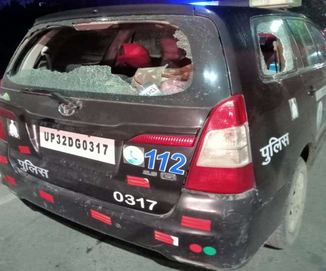 पशु तस्करों के हमले में क्षतिग्रस्त पुलिस का वाहन। - जागरण