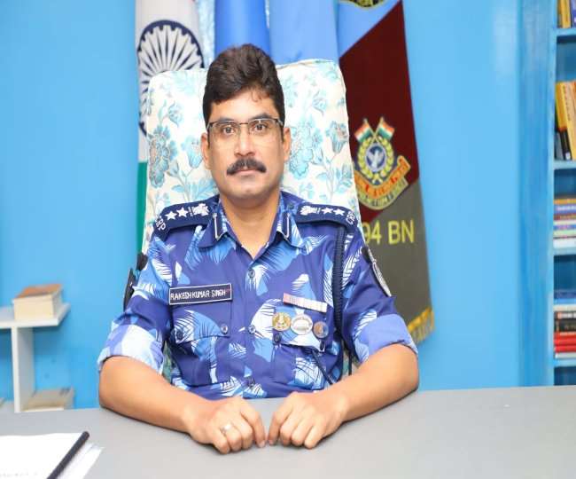 कलम की ताकत से नक्सलवाद के अनछुए पहलुओं को सामने ला रहे कमांडेंट राकेश