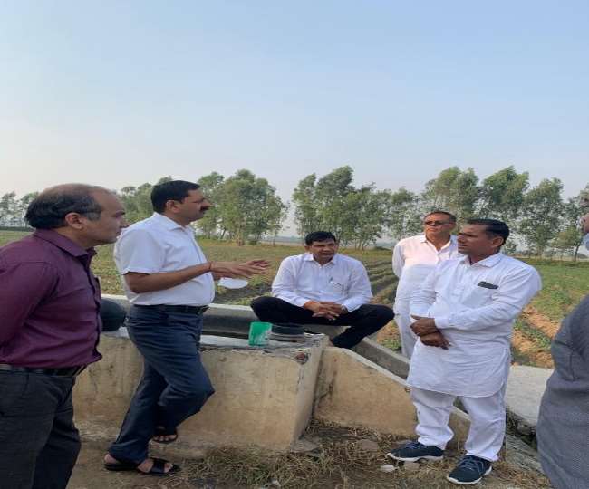गांव मुकुरपुर में अधिकारियों से योजना पर चर्चा करते हरियाणा सरस्वती धरोहर विकास बोर्ड के उपाध्यक्ष धुम्मन सिंह किरम।