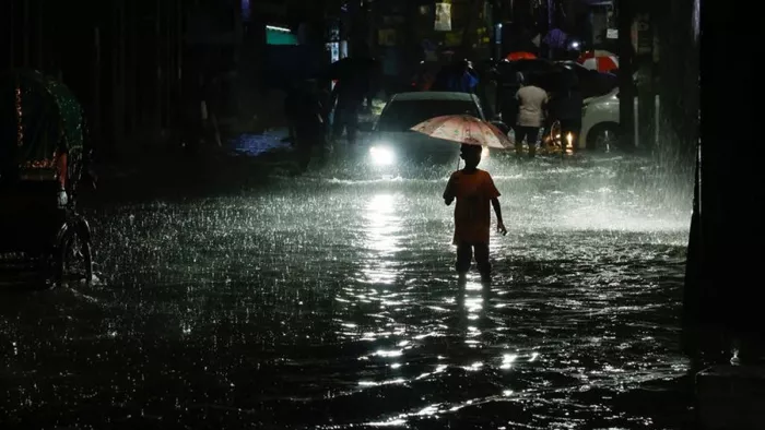 चक्रवाती तूफान सितरंग की दस्तक से पहले बांग्लादेश के ढाका में बारिश के कारण जलमग्न सड़कें (Photo- REUTERS)