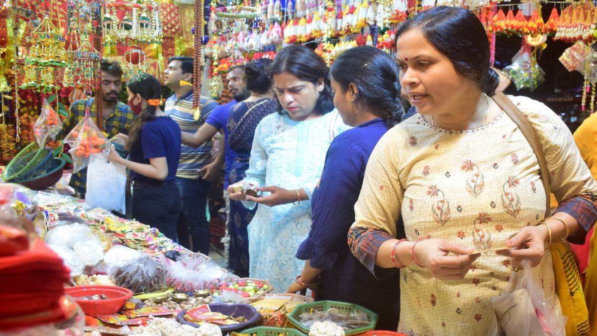 https://www.jagranimages.com/images/newimg/24102022/24_10_2022-diwali_market_prayagraj_23160552.jpg