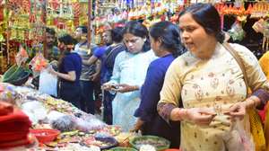 Deepawali Market दीपावली बाजार में सुबह से ही रौनक है। फुटपाथ पर भी सजी दुकानों पर भीड़ है।