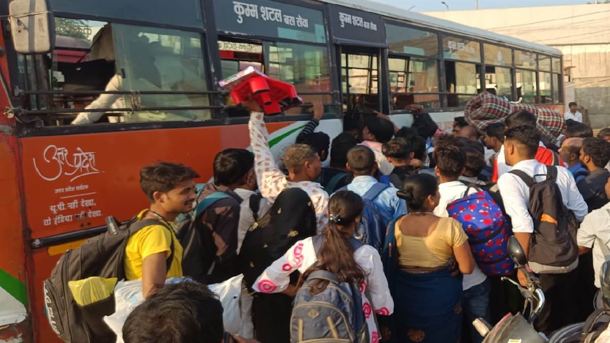 Kanpur Central Station और Jhakarkati Bus Adda में यात्रियों की भीड़