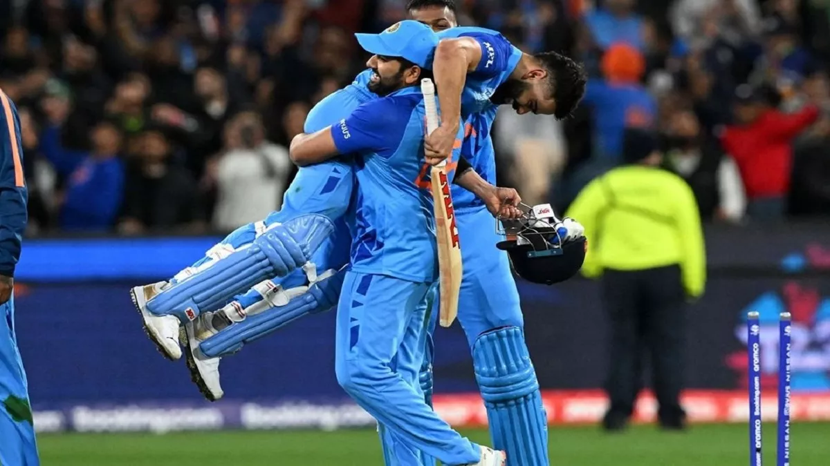 भारत की जीत के बाद रोहित शर्मा ने कोहली को अपने कंधों पर उठा लिया (एपी फोटो)