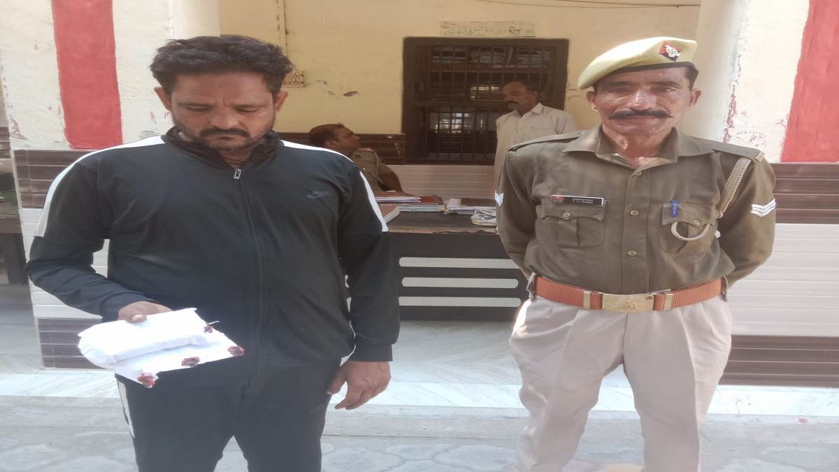 smuggler arrested with half a kilo of charas in shamli