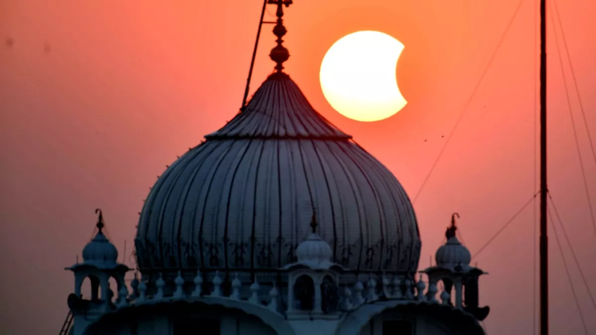 Solar Eclipse 2022: बिहार में आधे घंटे के लिए लगा सूर्य ग्रहण, सूतक में बंद किए गए मंदिरों के पट