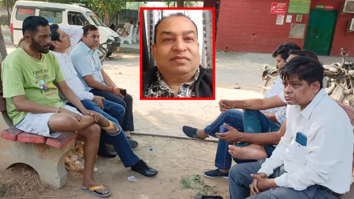 मॉर्चरी के बाहर बैठे मृतक के परिजन और इनसेट में प्रेम मेहता की फाइल फोटो।