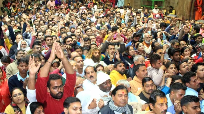 Mathura News: वृंदावन के बांकेबिहारी मंदिर में श्रद्धालुओं की भीड़ का फाइल फोटो।