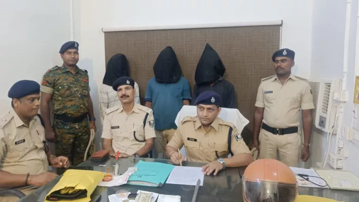 पुलिस गिरफ्त में आए तीन शातिर आरोपी। (जागरण फोटो)