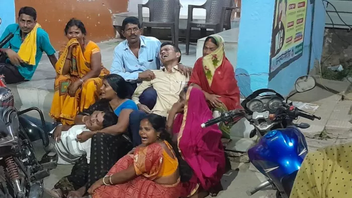 राजद किसान प्रकोष्ठ के जिला अध्यक्ष के घर में रोते बिलखते स्वजन। (जागरण फोटो)