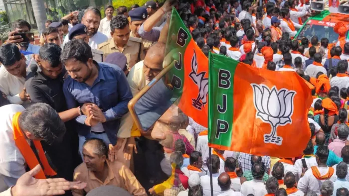 MP Election 2023: टिकट कटने पर घमासान, सिंधिया की कार के नीचे लेट गए कार्यकर्ता; जमकर हुआ हाई वोल्टेज ड्रामा