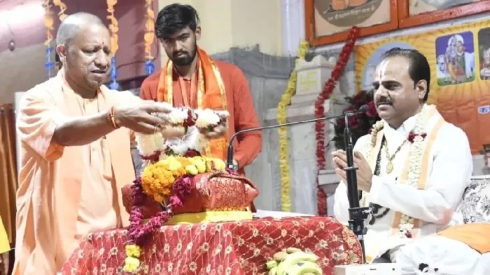 आज विजयदशमी की रात लगेगी गोरक्षपीठाधीश्वर की अदालत (file photo)