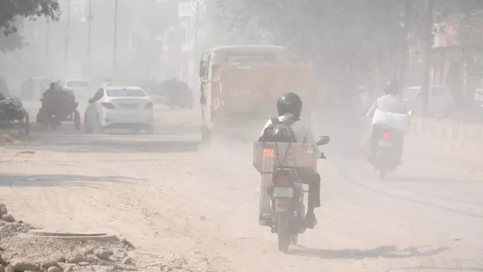 दिल्ली में प्रदूषण के स्तर में आंशिक सुधार, लेकिन हालात चिंताजनक; अभी भी खराब श्रेणी में AQI