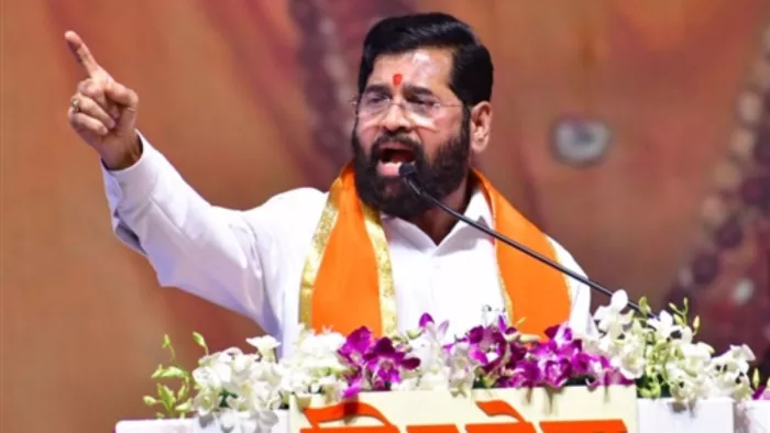 मुख्यमंत्री एकनाथ शिंदे मुंबई के आजाद मैदान में 'रावण दहन' के दौरान संबोधित करते हुए। (फोटो- एएनआई)