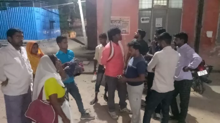 स्वजन ने किया हंगामा, निजी क्लीनिक पर कराना पड़ा महिला का उपचार