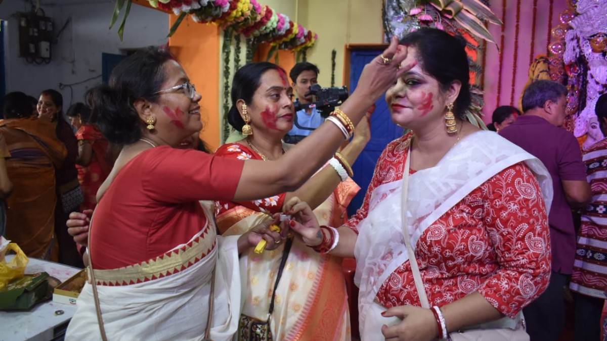 dussehra 2023 bengali family farewell to goddess durga by playing holi with vermilion in gaya