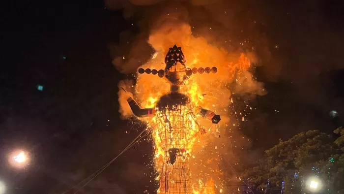 Dussehra: धू-धू कर जले अहंकारी रावण और मेघनाद के पुतले, धूमधाम से मनाई गई विजयदशमी
