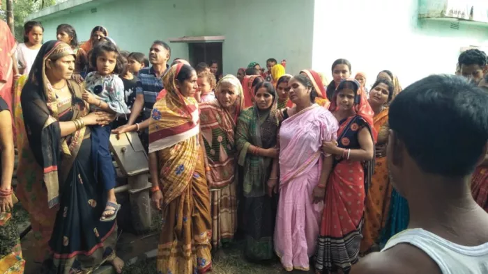 शव के घर पहुंचने पर रोते परिजन व ग्रामीण। ( जागरण)