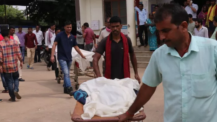 शव को पोस्टमार्टम हाउस की ओर ले जाते हुए। (जागरण फोटो)