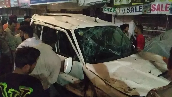 आबूलेन में स्कार्पियों ने कई को टक्कर मारी, गुब्बारा बेचने वाले को कुचला।