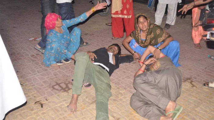 UP News: दर्द से तड़प रहा था बच्चा, इलाज के बजाए अस्पताल में चल रहे थे लात-घूंसे।