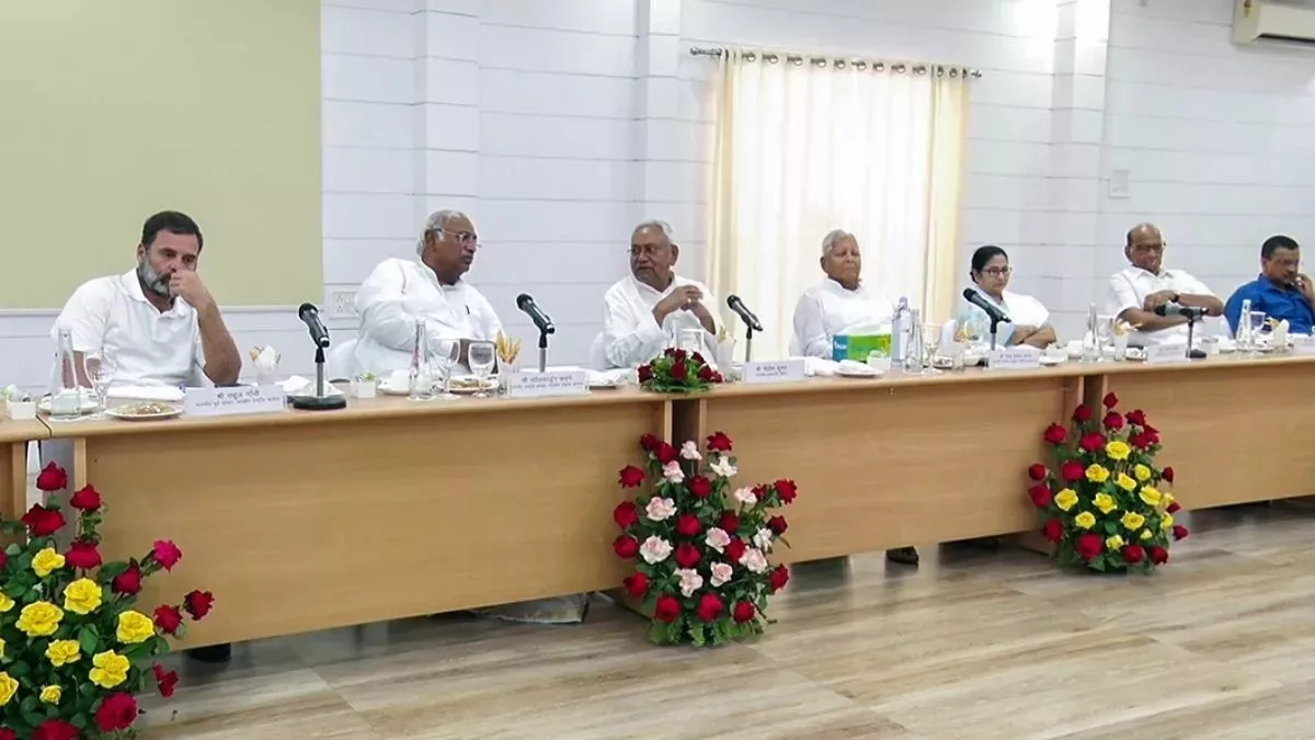 भाजपा से पहले आपस में लड़ता विपक्ष, लोकसभा चुनाव से पहले ही आइएनडीआइए में आपसी टकराव आ गया सतह पर