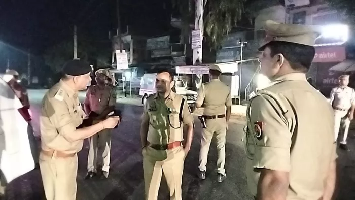 Pratapgarh News: पट्टी नगर में सोमवार की रात सीओ कोतवाल से सुरक्षा के बारे में जानकारी लेते हुए एसपी सतपाल अंतिल