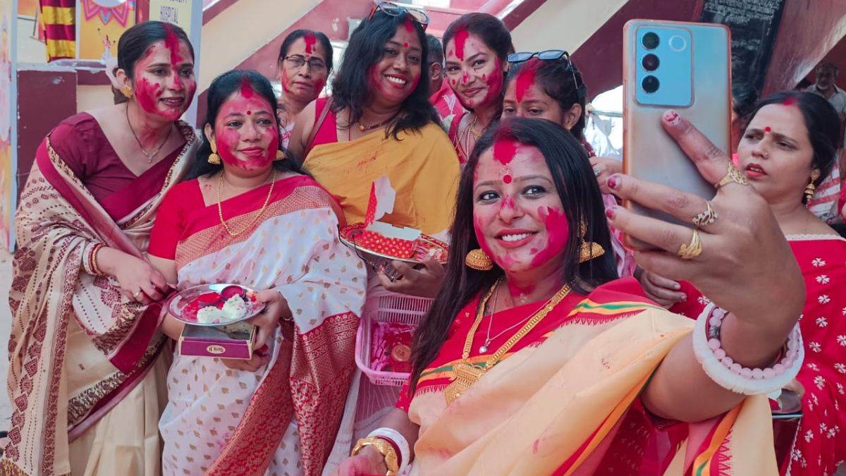 https://www.jagranimages.com/images/newimg/24102023/24_10_2023-sindoor_khela_1_23564116.jpg