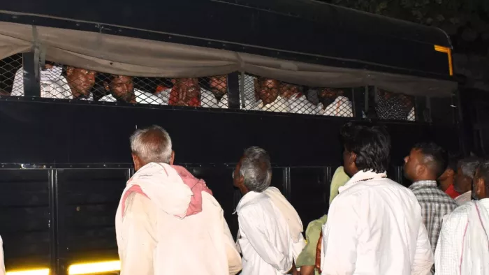 मथुरा: डालमिया बाग प्रकरण में जेल भेजे जा रहे आरोपित।फोटो जागरण