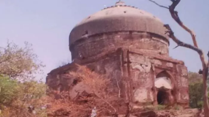 यमुना किनारा स्थित सुल्तान परवेज का मकबरा उचित देखरेख के अभाव में नष्ट हो रहा है। जागरण