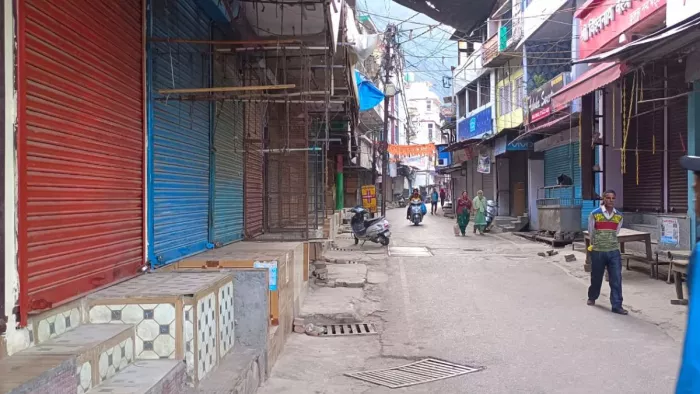बाजार में दुकान बंद होने से लोगों को परेशानी का सामना करना पड़ रहा है।- जागरण