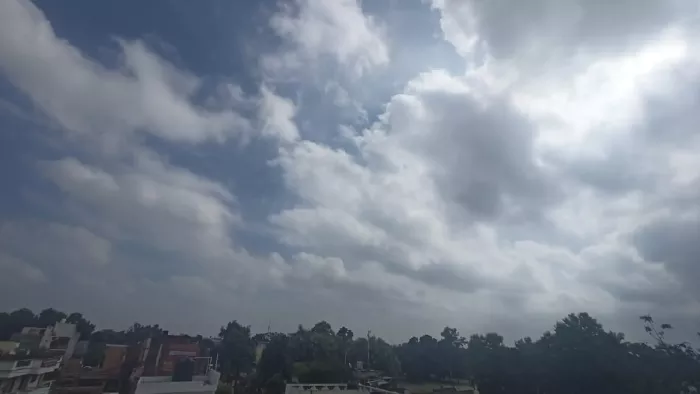 गोरखपुर में आसमान में बादल छाए हुए हैं।- जागरण