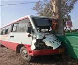 चित्रकूट में घटनास्थल पर खड़ी क्षतिग्रस्त बस।