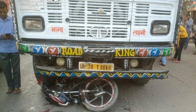 गन्ना लदे ट्रक ने बाइक सवार को पीछे से मारी टक्कर