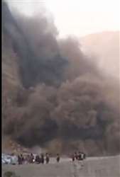 सोलन जिले के डेढ़घराट में पहाड़ी से मलबा गिरने के बाद उठा गुबार। वीडियो ग्रैब