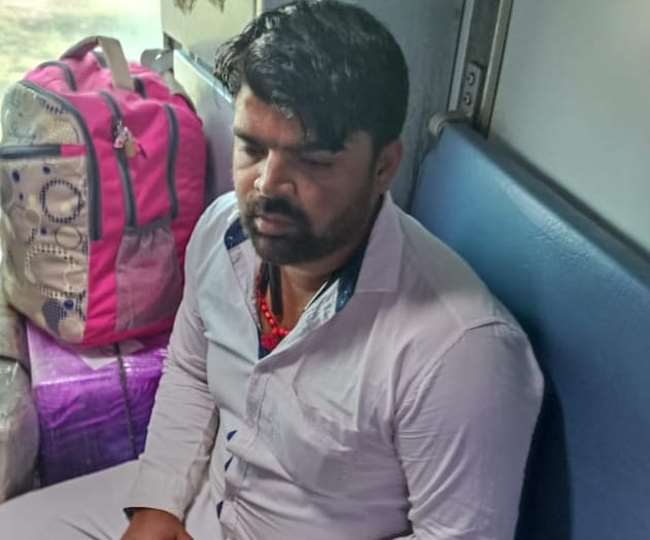 भागलपुर से ट्रेन खुलने के बाद जमालपुर जंक्शन पर चढ़ा था फर्जी टीटीई सौरव कुमार सिंह।