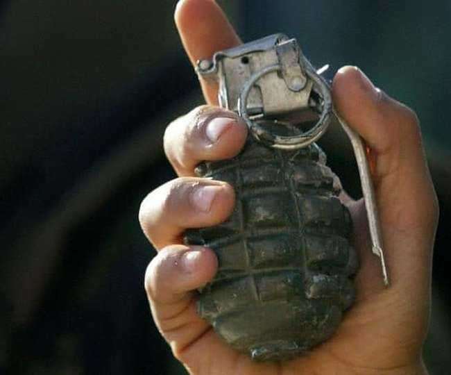 अमृतसर में एक युवक को दो हैंड ग्रेनेड के साथ पकड़ा गया है।